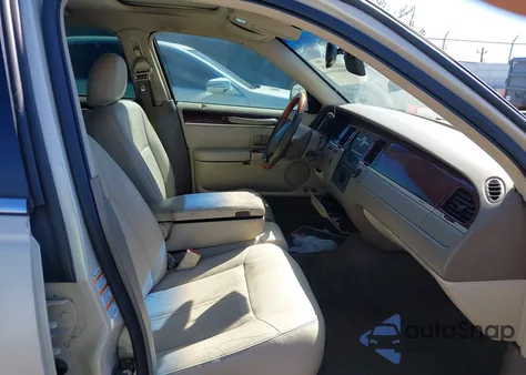 2003 Lincoln Town Car Cartier из США, поврежденный, VIN 1LNHM83WX3Y663020